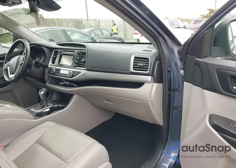 2018 Toyota Highlander Xle z USA, uszkodzony, nr VIN 5TDJZRFH2JS860847